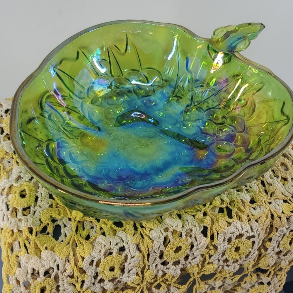 INDIANA CARNIVAL GLASS GREEN GRAPE SERVING BOWL